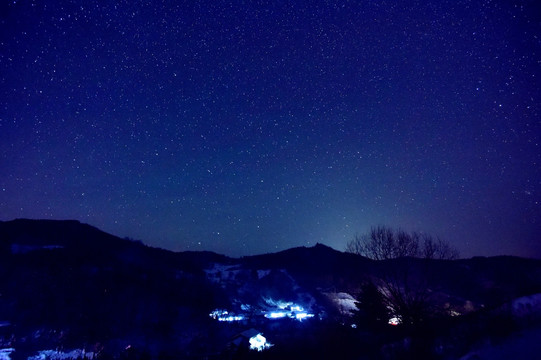 松岭雪村星空