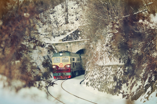 松岭雪村火车隧道