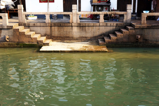 水乡河边洗涮石台阶