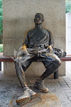 深圳深南大道城市雕塑休息的人