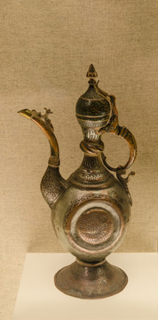 维吾尔族铜水壶 刻花填漆铜壶