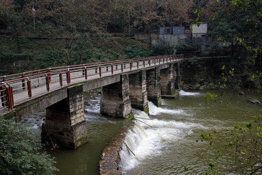 小河流水