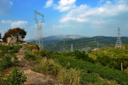 耸立在山峰的铁塔