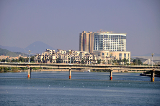 江面大桥与江边酒店