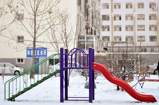 儿童滑梯雪景中拍摄全景