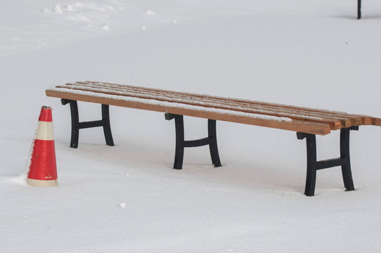 雪后木椅子