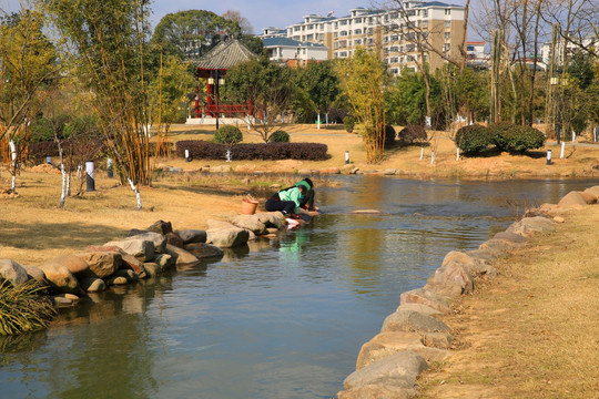 城市 园林 竹木 蓝天 小溪