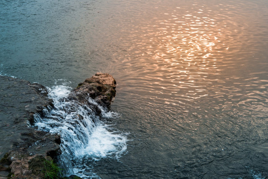 街子古镇瀑布流水