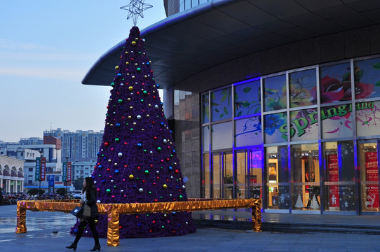 商场门口圣诞树