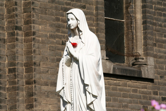 教堂圣女雕塑