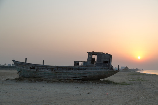 日出时刻海边的渔船