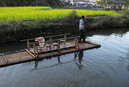 溪流中的竹筏
