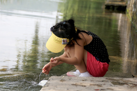 玩儿水的小女孩儿 女童