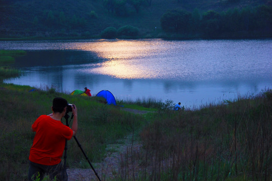 摄影人 夕阳湖边景