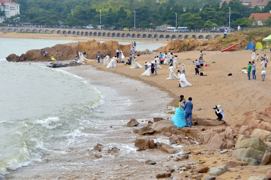 青岛滨海旅游步行道扎堆拍婚纱