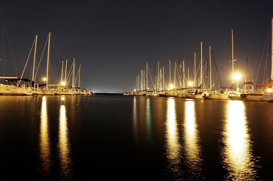 夜晚海边的帆船