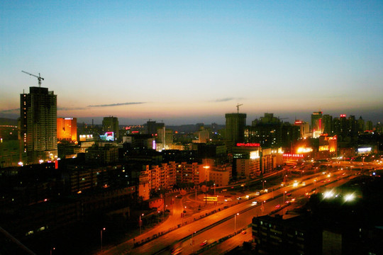 夕阳西下的乌鲁木齐城市建筑风景
