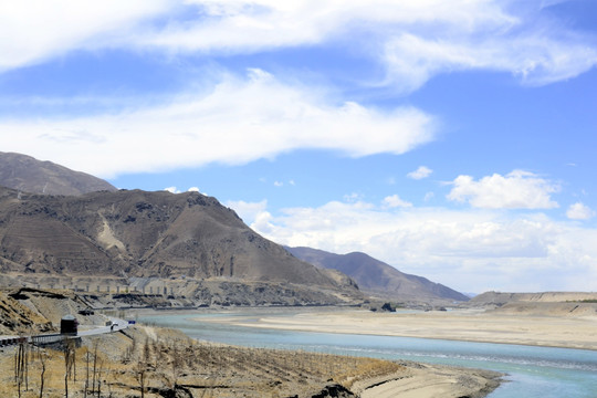 雅鲁藏布江和建设中的拉日铁路