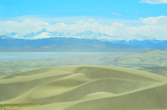 雅鲁藏布江源头马泉河畔的沙漠