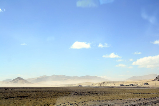 西藏风光 荒漠草原上的村庄
