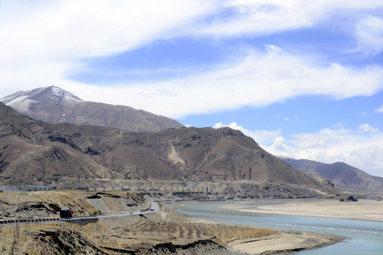 雅鲁藏布江边建设中的拉日铁路