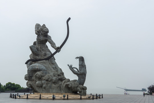 巴陵广场后裔斩巴蛇雕塑