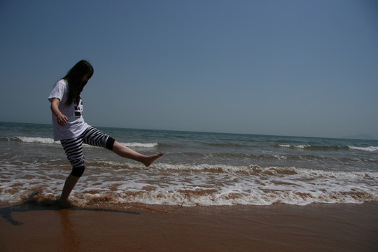 大海沙滩边旅行玩耍嬉水的女孩