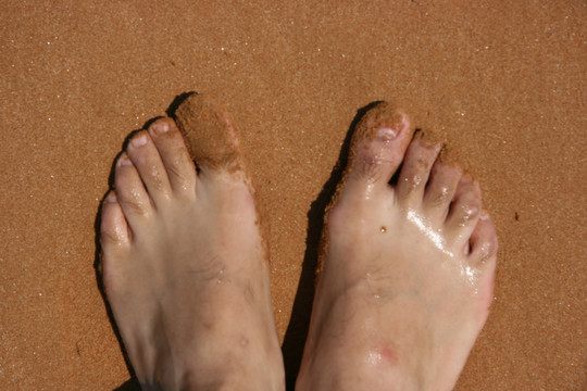 沙滩的双脚