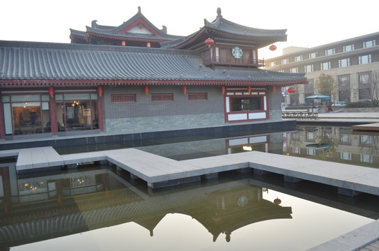 仿古建筑水面镜像