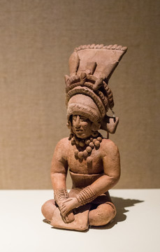 戴可拆卸头饰的陶男俑 玛雅文明