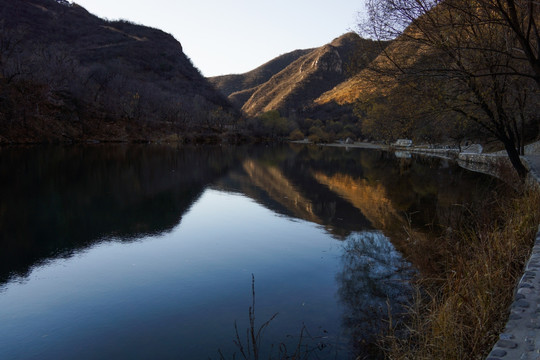 湖畔水长城