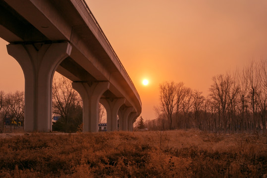 夕阳下的大桥