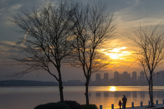 夕阳湖畔