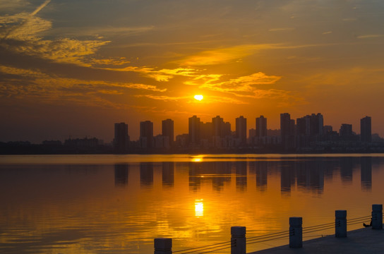 夕阳湖畔