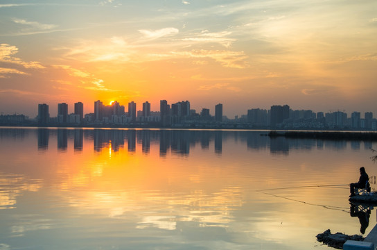 夕阳湖畔