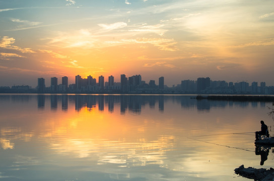 夕陽湖畔