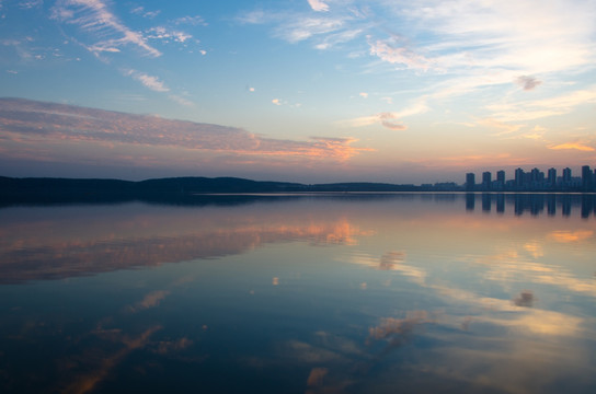 湖畔夕阳倒影