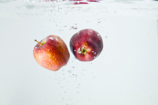 掉入水中的苹果