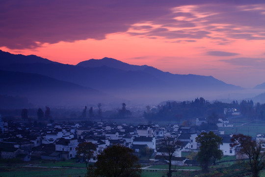 小山村的早晨