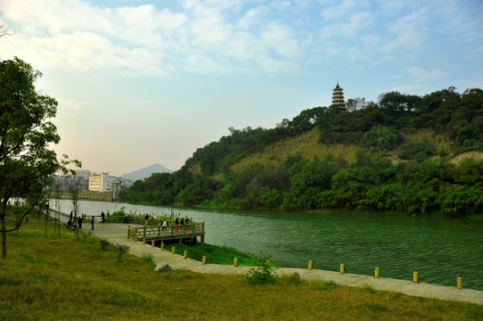 山水河岸风光