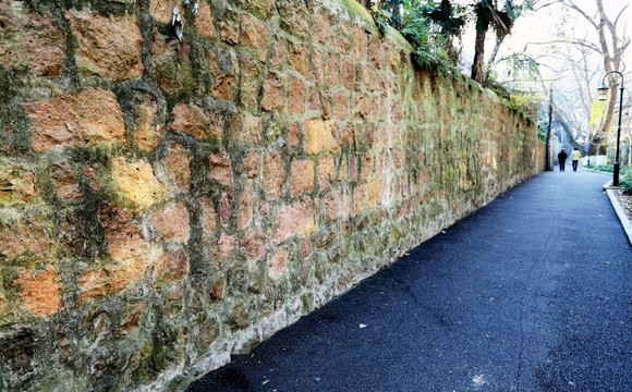 石块垒的墙