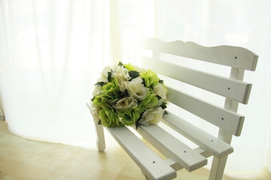 白色长椅清新花束小品摄影