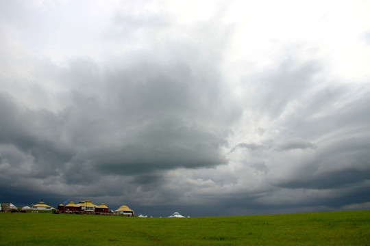 乌云下的蒙古包群 旅游景点