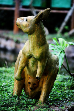 动物世界 袋鼠雕塑
