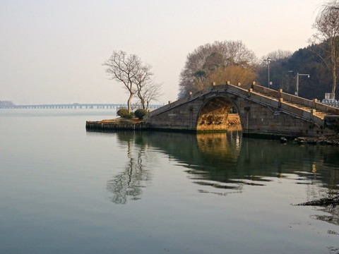 夕阳下的无锡蠡湖十里芳堤怀影桥