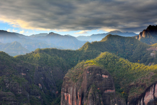 高山峻岭