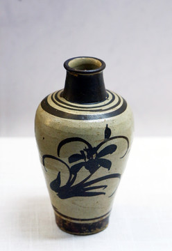 宋代釉下彩绘兰草纹花瓶