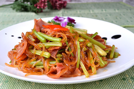 烟肉香芹炒粉条