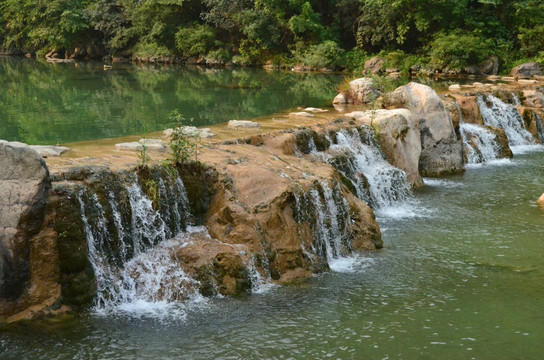 山涧小溪流