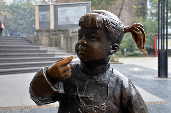 小女孩雕塑